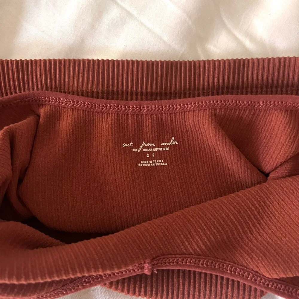 UO Out from under Ribbed Halter Crop Tank - Picture 4 of 5